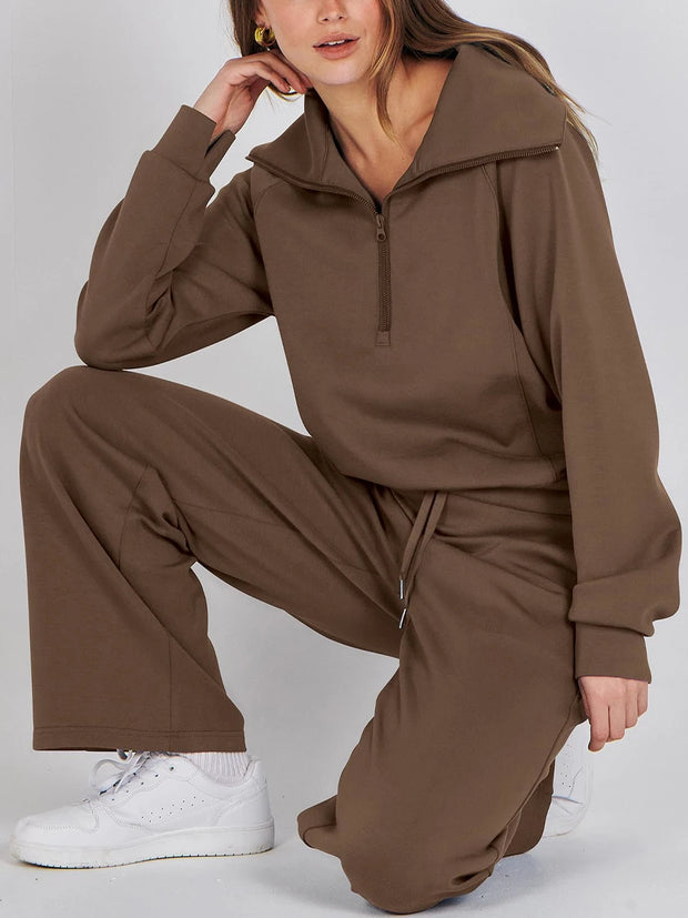 Oversized sweatshirt & sweatpants - a cozy and relaxed two-piece ensemble featuring an oversized sweatshirt and matching sweatpants for ultimate comfort.