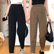 Casual ankle-length pants in relaxed fit. Versatile and comfortable for everyday wear, offering a stylish silhouette perfect for various occasions.