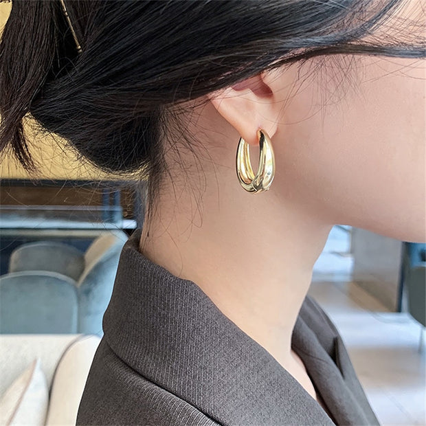 Classic hoop earrings featuring a timeless and elegant design, crafted from high-quality materials. Perfect for adding a touch of sophistication to any outfit, suitable for both casual and formal occasions.