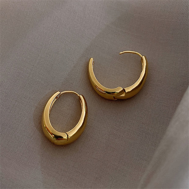 Elevate your style with our classic hoop earrings. Featuring a timeless and elegant design, these high-quality earrings are perfect for adding sophistication to any outfit, suitable for both casual and formal occasions.