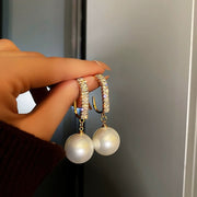 Radiant crystal pearl earrings, combining the sparkle of crystals with the elegance of pearls. Handcrafted to perfection, these earrings add a touch of glamour and sophistication to any ensemble.