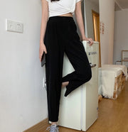Casual ankle-length pants in relaxed fit. Versatile and comfortable for everyday wear, offering a stylish silhouette perfect for various occasions.