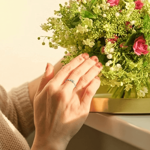 Anxiety ring designed with a discreet and calming fidget feature, perfect for reducing stress and promoting relaxation. Elegant and stylish, suitable for everyday wear.