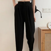 Casual ankle-length pants in relaxed fit. Versatile and comfortable for everyday wear, offering a stylish silhouette perfect for various occasions.