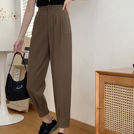 Casual ankle-length pants in relaxed fit. Versatile and comfortable for everyday wear, offering a stylish silhouette perfect for various occasions.