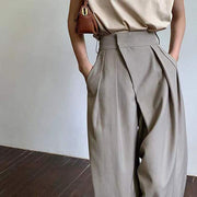 Vintage baggy classic pants for a relaxed fit. Timeless style with a comfortable silhouette, perfect for a casual yet fashionable look.